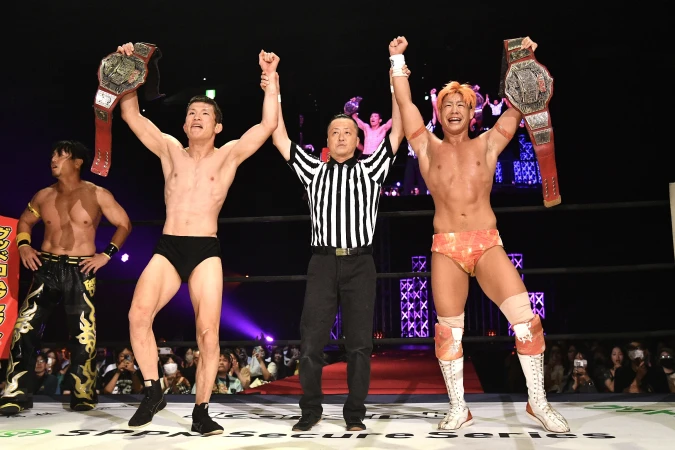 宮脇純太、DDT参戦約7カ月で念願のKO-Dタッグ王座初戴冠！ 青木真也との師弟タッグでHARASHIMA＆クリス・ブルックスを撃破し「もう一段上のレベルへ」【8.11・DDT両国】